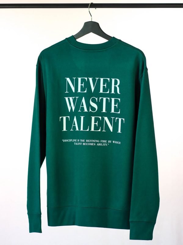 de never waste talent groene sweater van wurban wear is een sport sweater vol motivatie