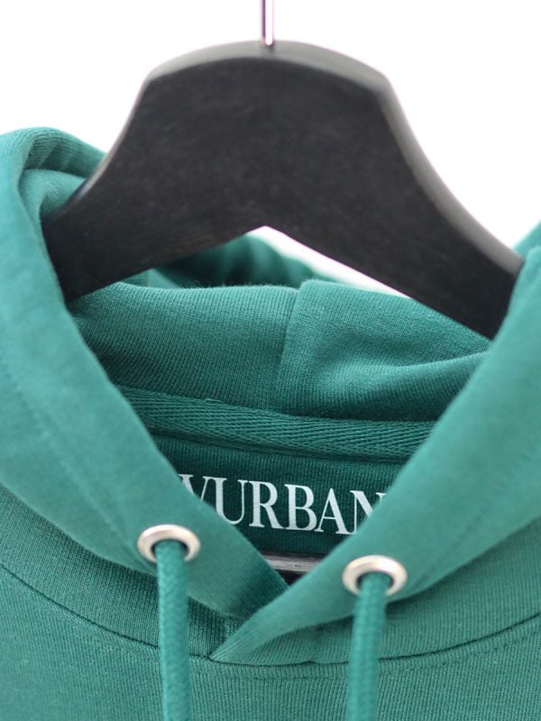 Een groene hoodie van wurban wear, dit is een varsity hoodie geïnspireerd uit de old school university style