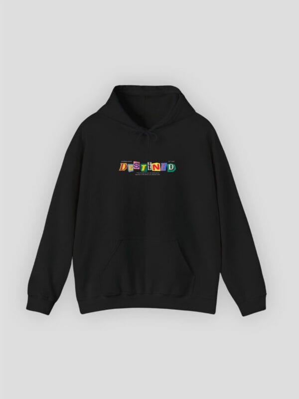 Een casual streetwear hoodie met opvallende kleuren en een inspirerende quote over grootsheid Wurban Wear