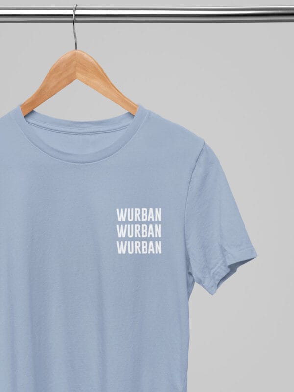 Het Triple Wurban T-shirt straalt elegantie uit door zijn minimalistisch design, een simpel oversized shirt