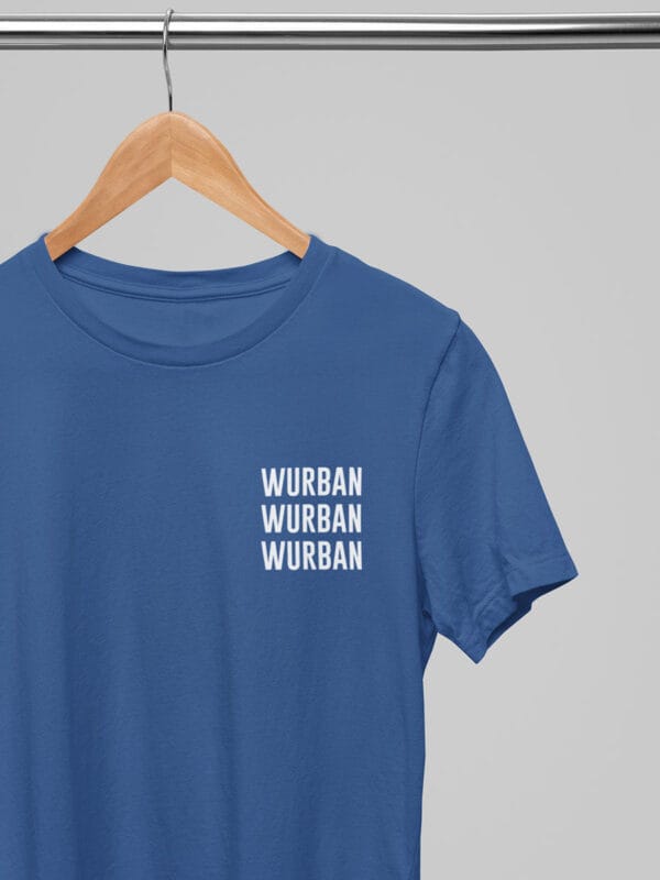 Het Triple Wurban T-shirt straalt elegantie uit door zijn minimalistisch design, een simpel oversized shirt