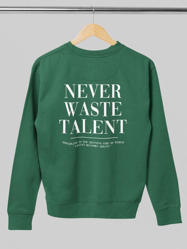 de never waste talent groene sweater van wurban wear is een sport sweater vol motivatie