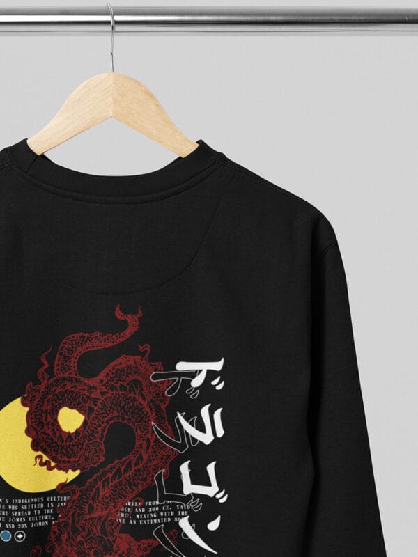 Een chinese dragon casual sweater van Wurban Wear met daarop een draak als mytisch wezen in een japanse stijl