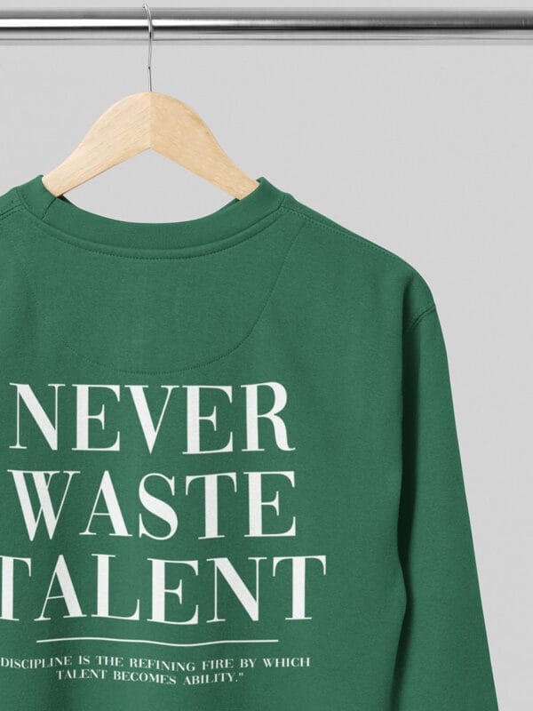 de never waste talent groene sweater van wurban wear is een sport sweater vol motivatie