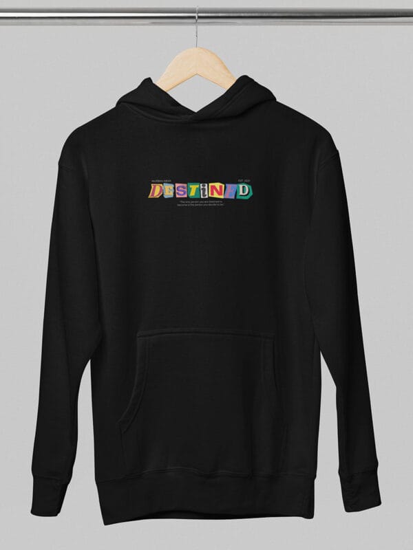 Een casual streetwear hoodie met opvallende kleuren en een inspirerende quote over grootsheid Wurban Wear