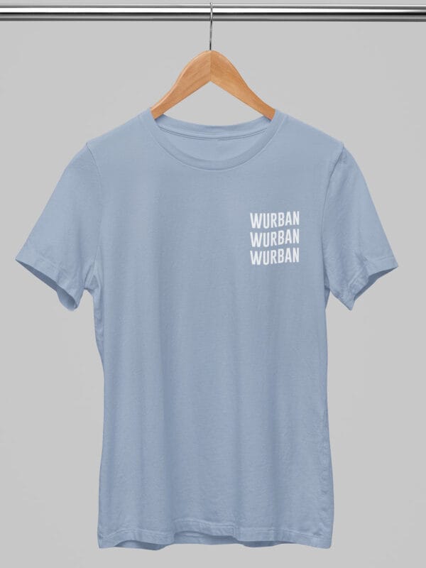 Het Triple Wurban T-shirt straalt elegantie uit door zijn minimalistisch design, een simpel oversized shirt