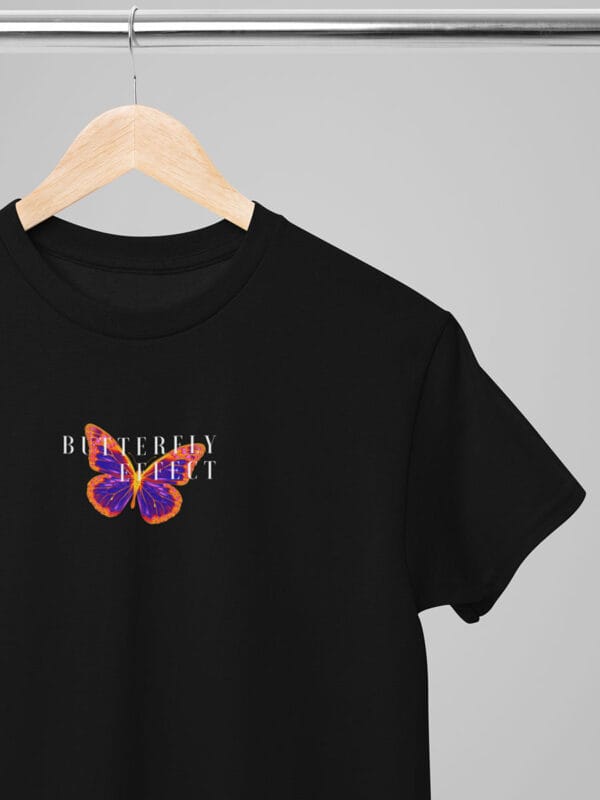 Een casual streetwear t-shirt met opvallende vlinders en inspirerende butterfly effect quotes van Wurban Wear